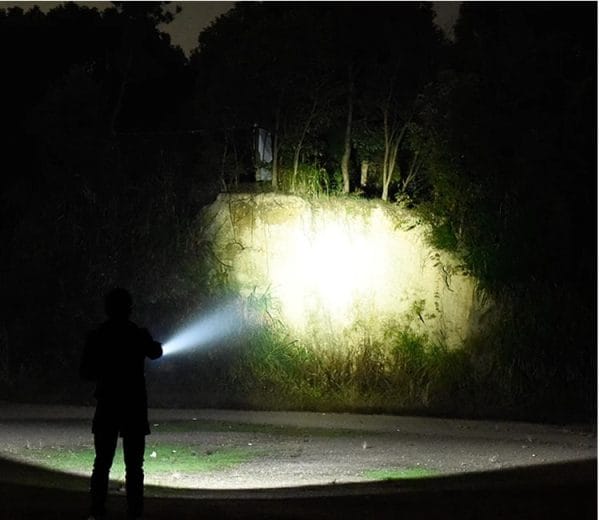 300m Beam V.2 LEDFlashlight 18650 T6 XML. Torch + 18650 + Charger